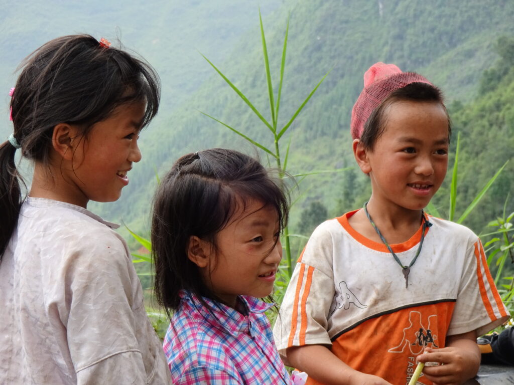 Niños vietnamitas sorprendidos con nuestra llegada