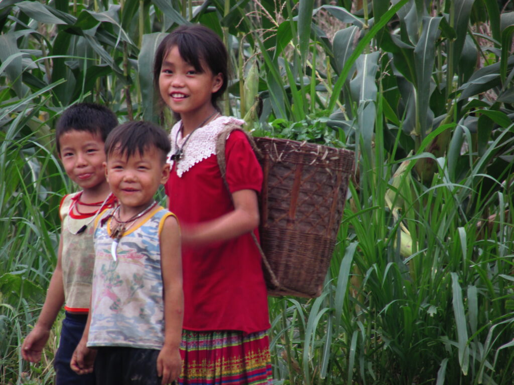 Más sonrisas de niños vietnamitas en nuestro viaje a Vietnam