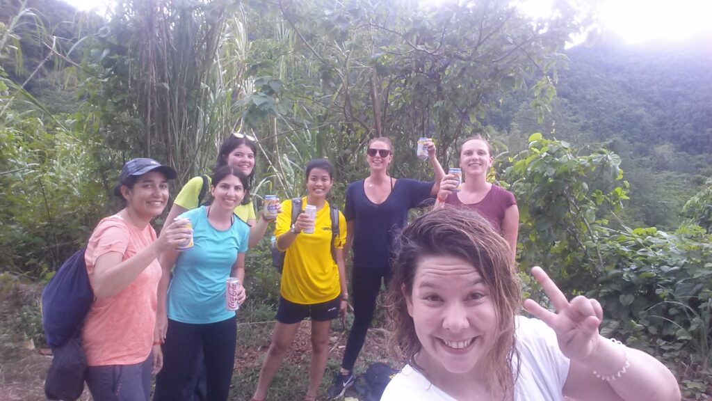 Brindis tras la aventura de espeleobarranco en Pong Nah