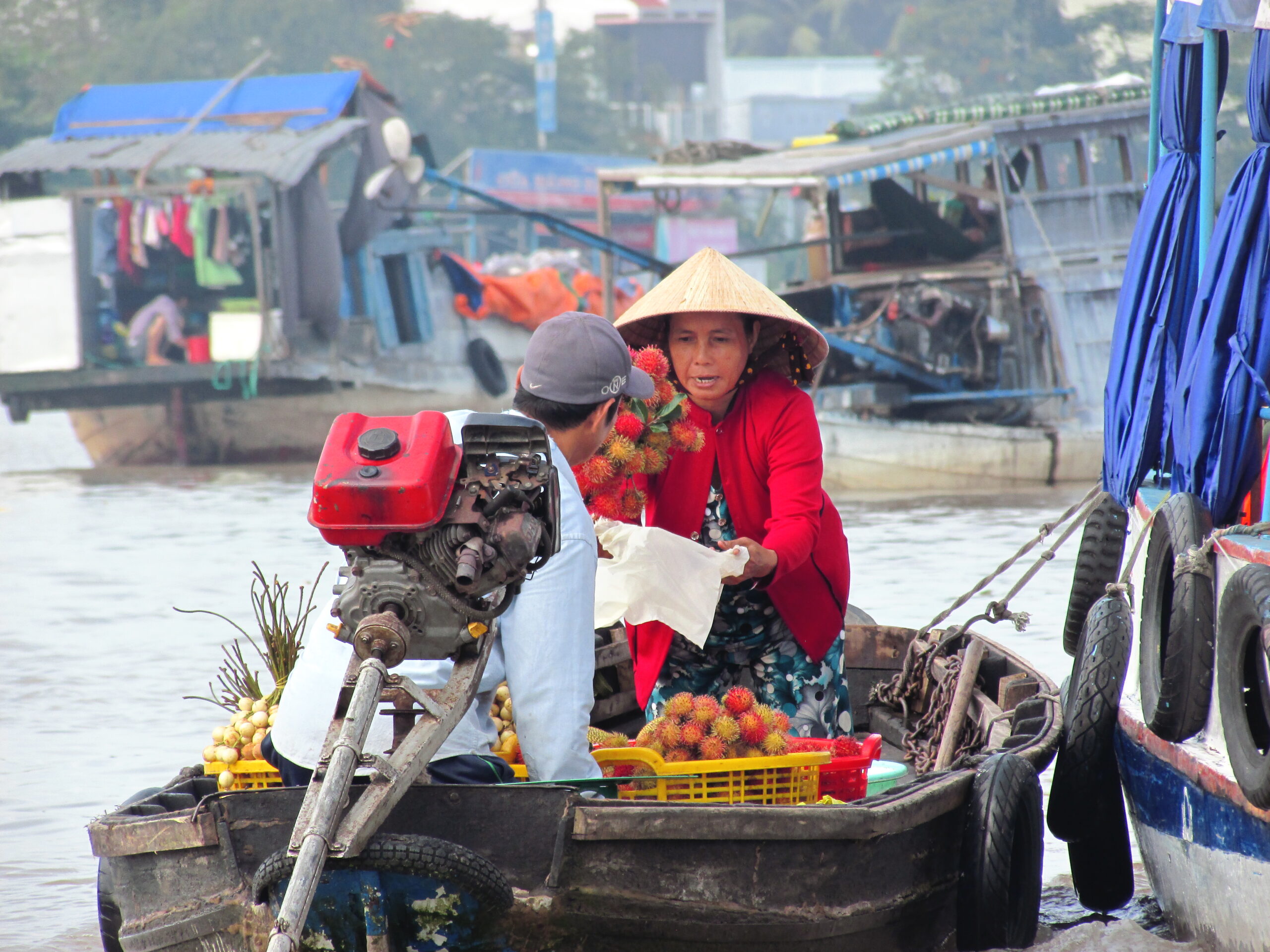 Mercado flotante de Can Tho en el delta del Mekong de Vietnam