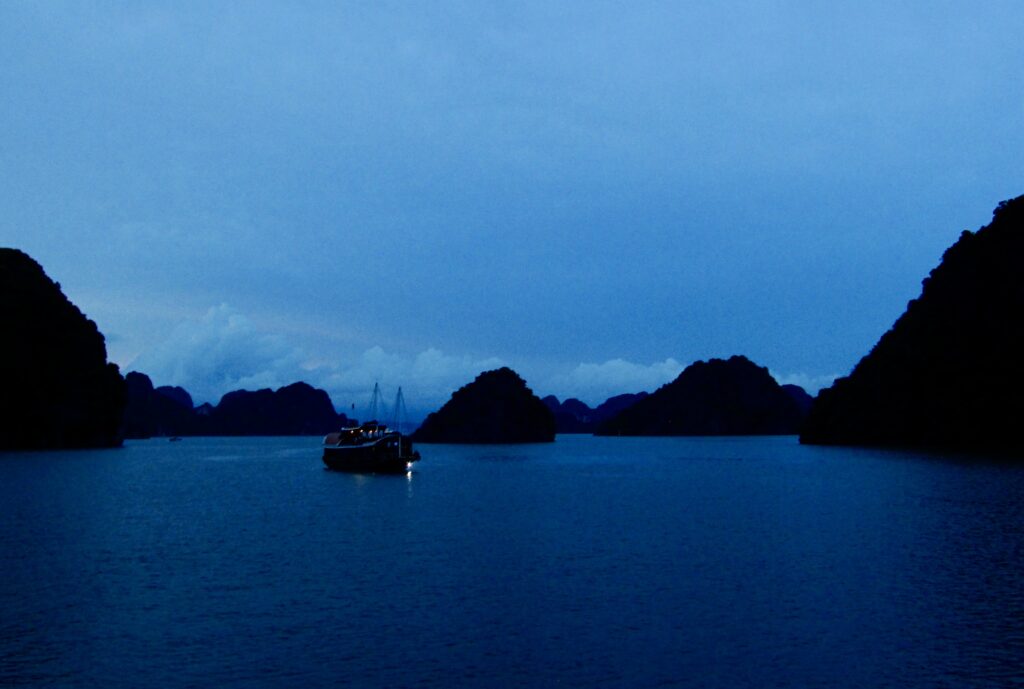 Noche en la bahía de Ha Long durante nuestro viaje a Vietnam