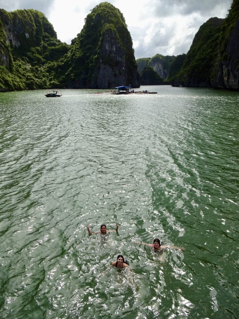 Nadando en la bahía de Ha Long durante nuestro viaje a Vietnam