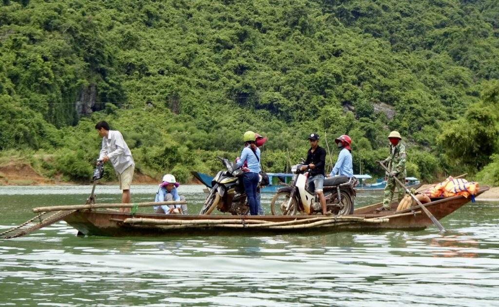 Navegando en la bahía de Ha Long