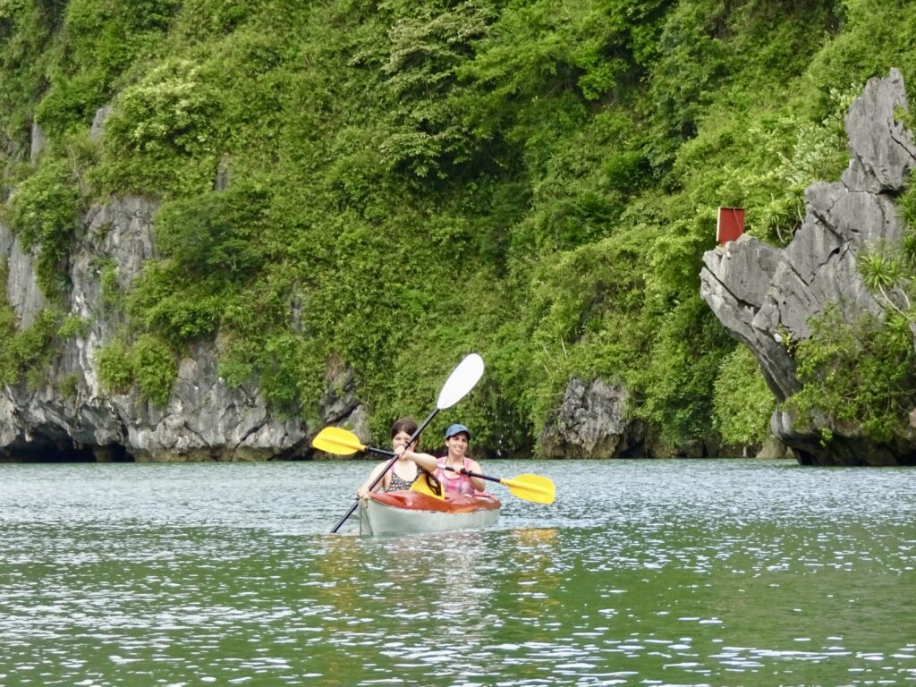 Remando en kayak en la bahía de Ha Long durante nuestro viaje a Vietnam