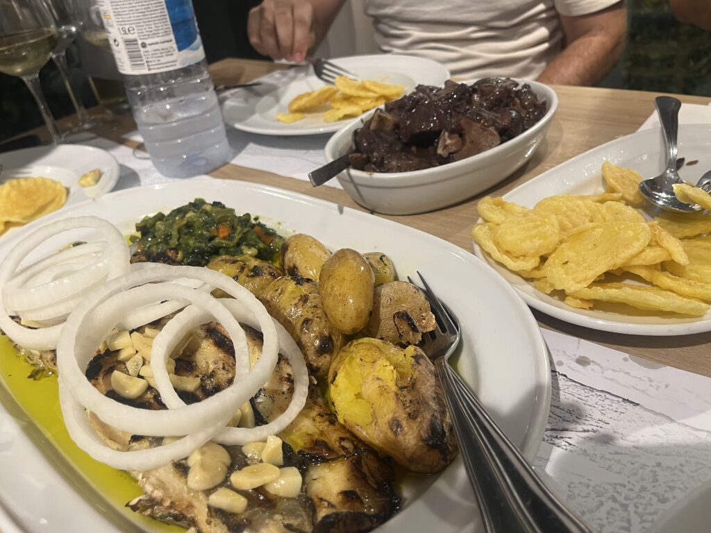 Jabalí y bacalao en el restaurante Calça Curta de Tua