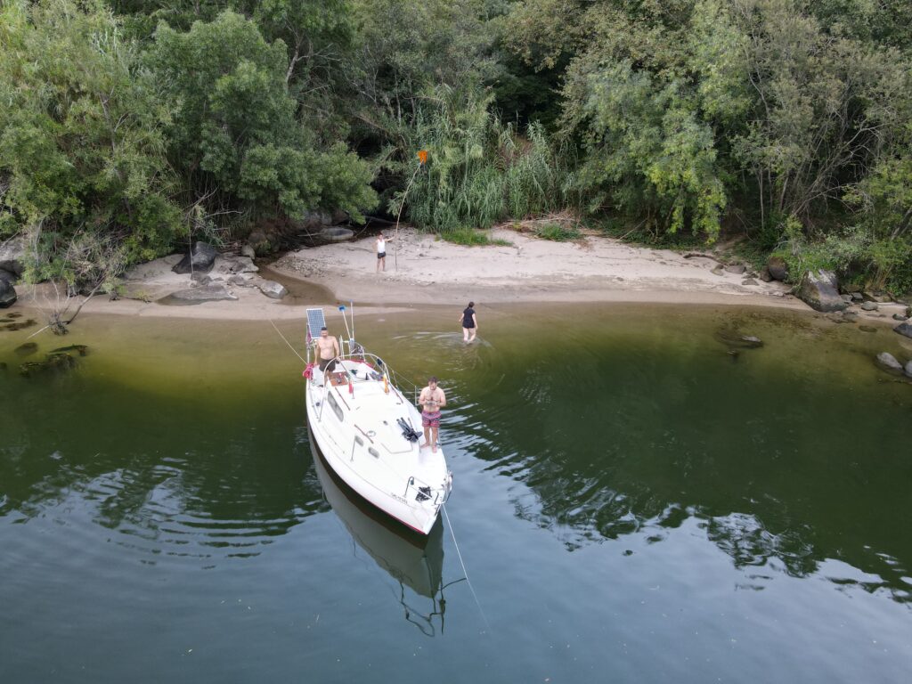 Fondeados en una playa fluvial cerca de Porto Rei