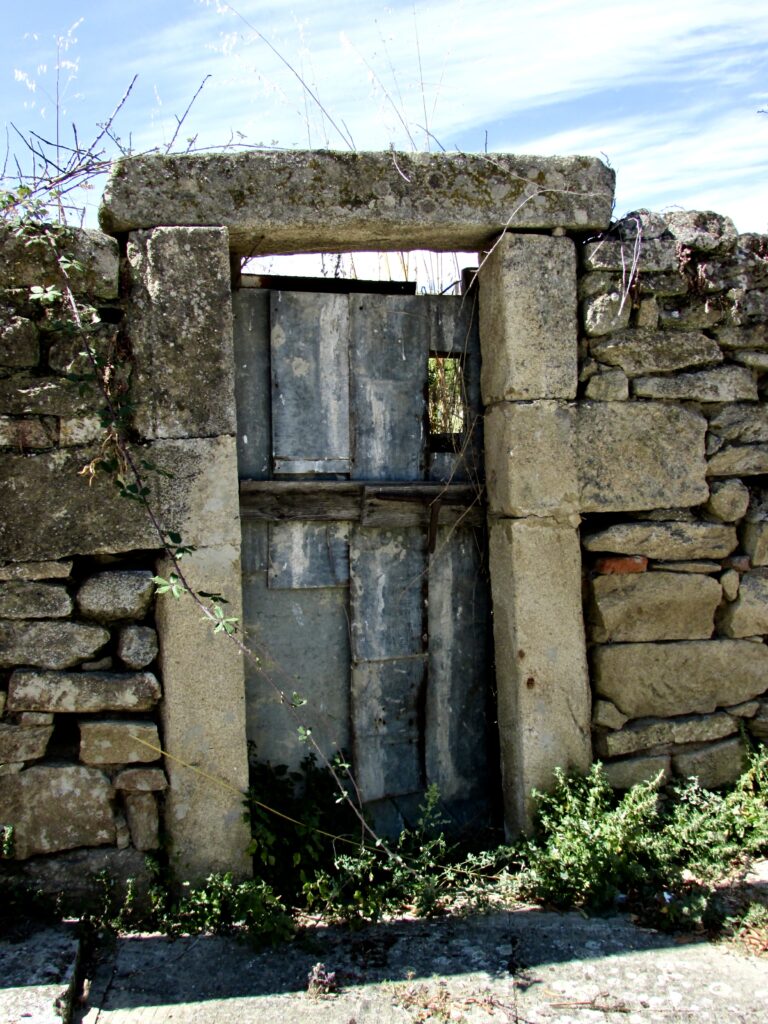 Puerta en el camino a la Nave