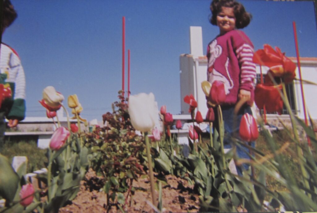 Mi yo de 6 años entre las flores de mi abuela