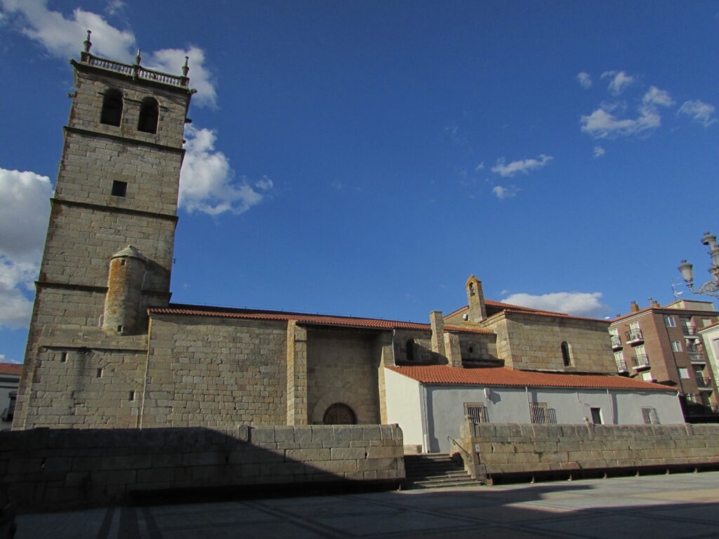 Atrio y torre de la Iglesia de Vitigudino