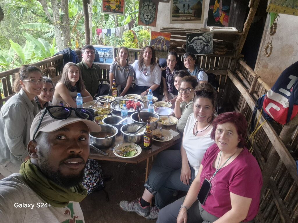 Disfrutando de la comida en Materuni