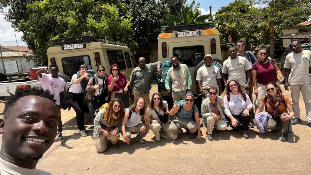 Equipo al completo en la frontera entre Kenia y Tanzania