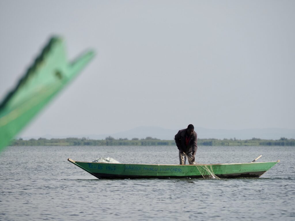 Pescador con redes en el lago Victoria