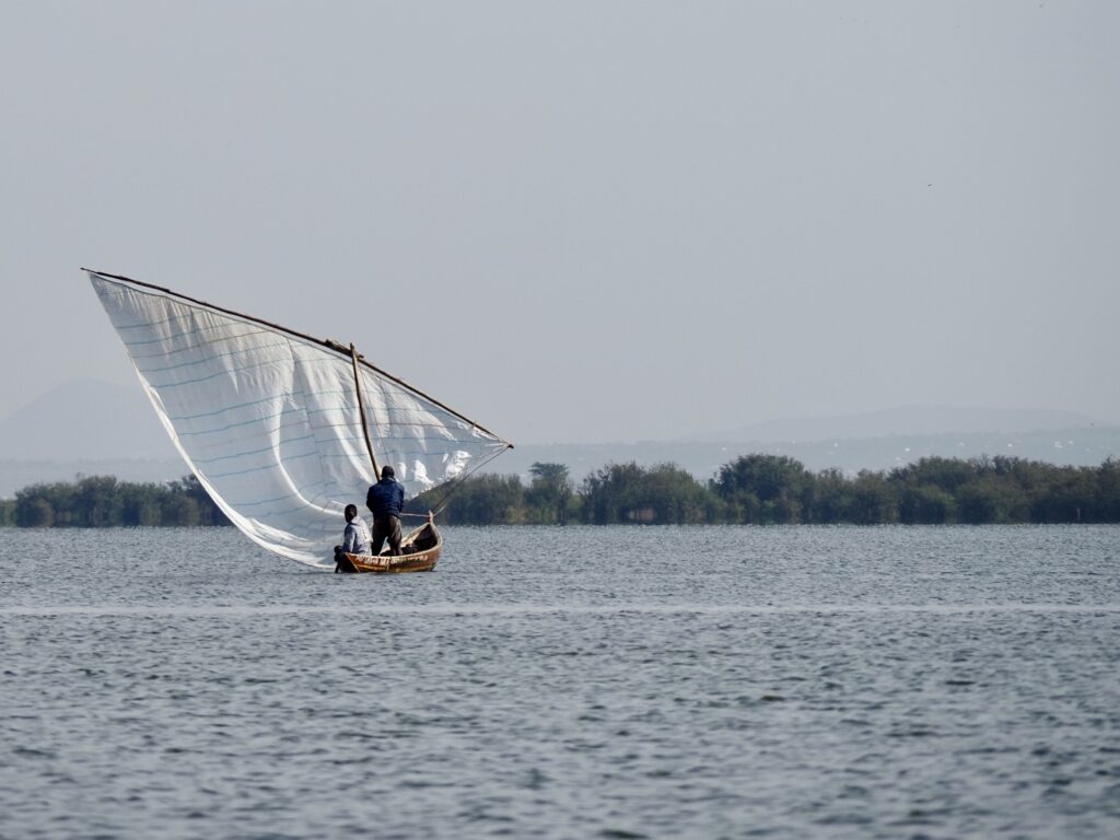 Barcos de vela en el lago Victoria