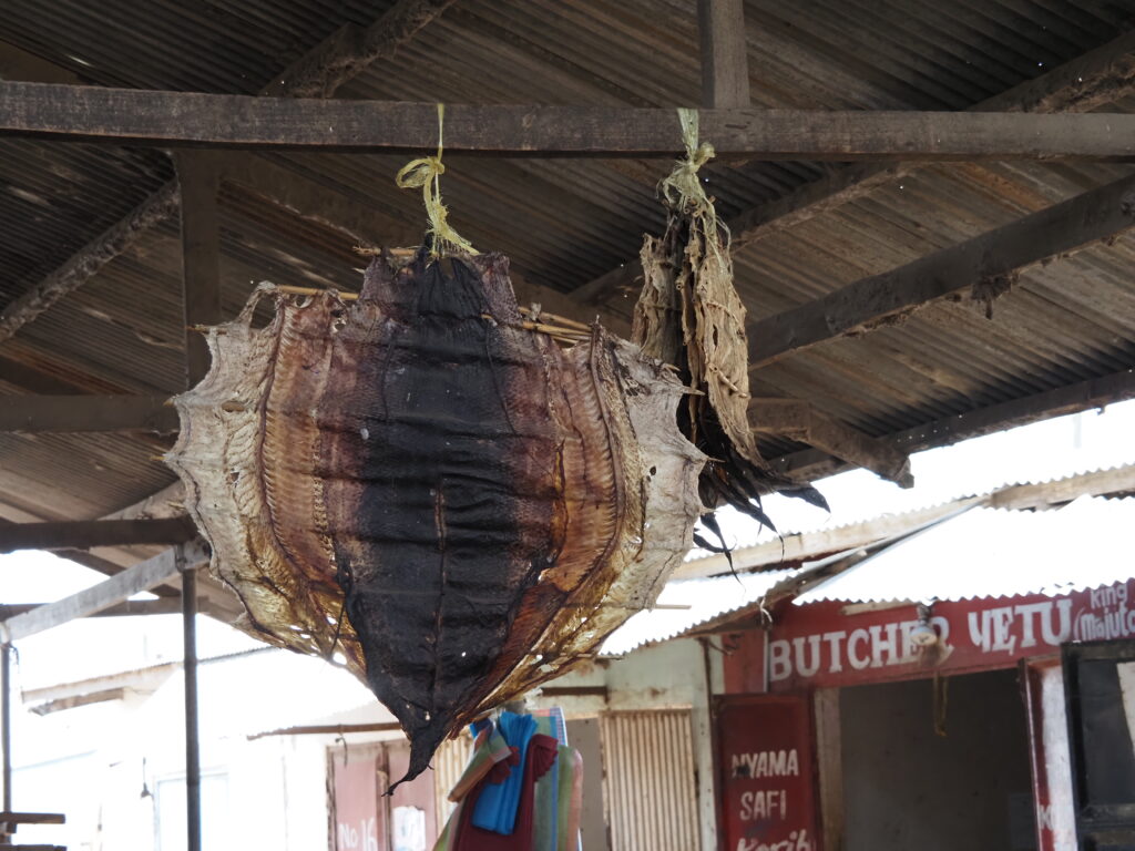 Pescado ahumado en el mercado de Lamadi