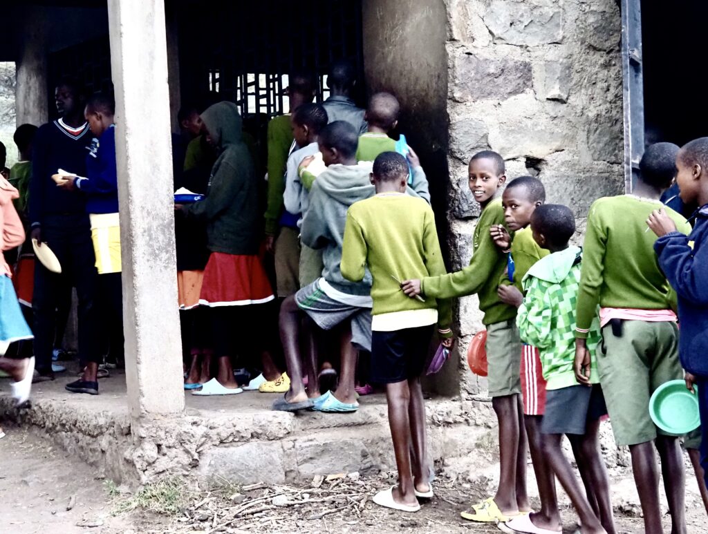 Niños esperando la cena en la escuela