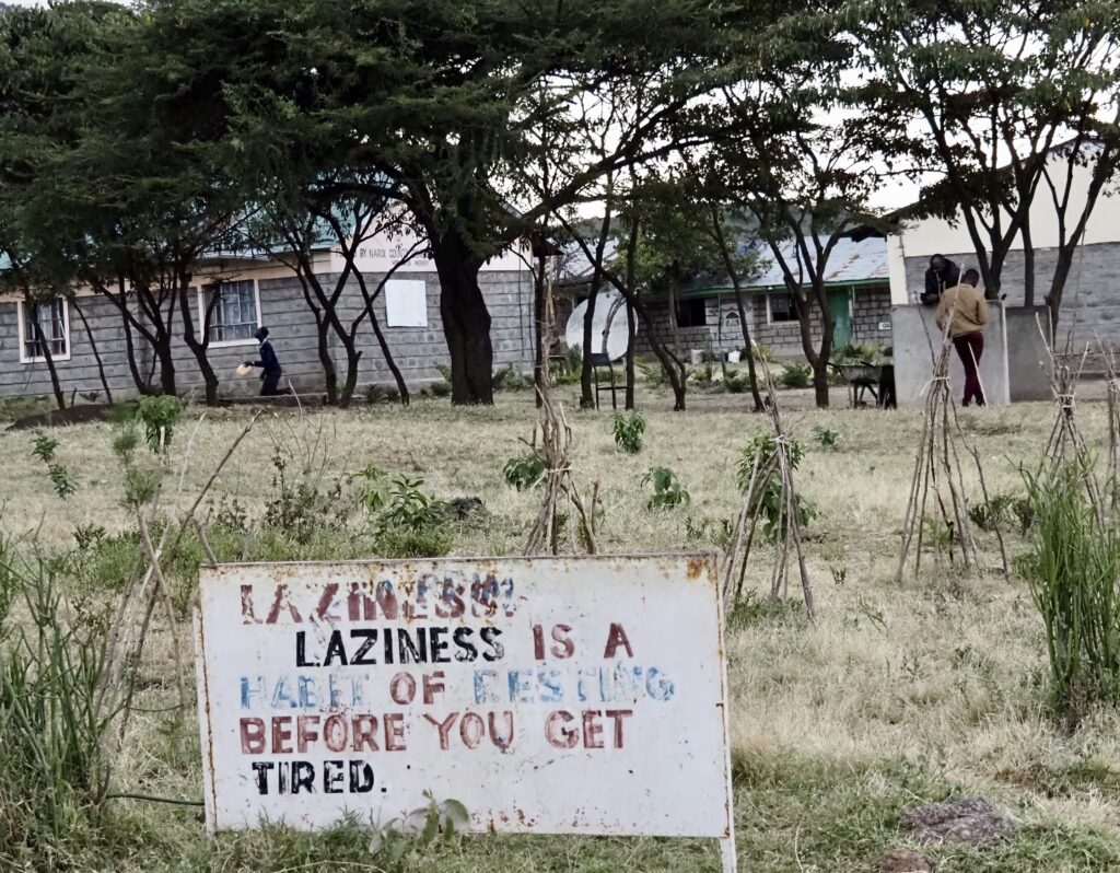 Carteles en la escuela de la aldea masái