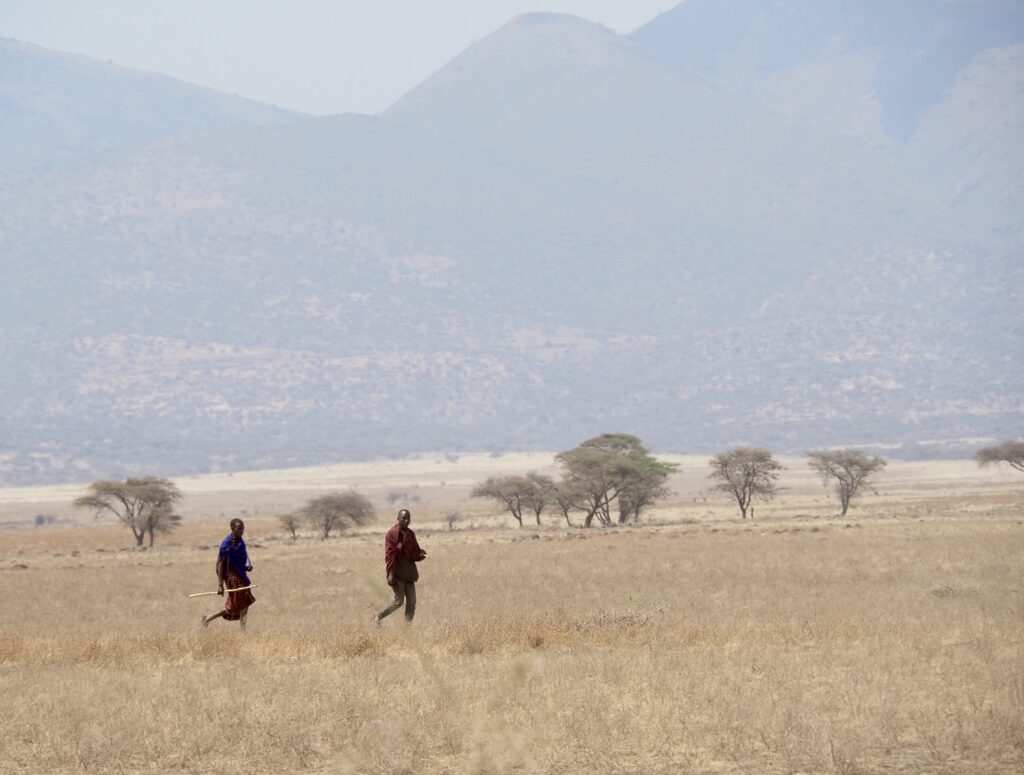 Masáis caminando en los alrededrores del Ngorongoro