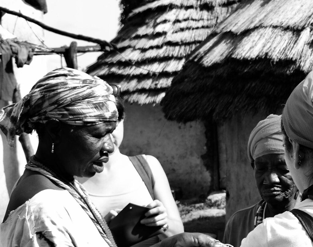 Mujeres peul vendiendo sus artesanías en Iwol