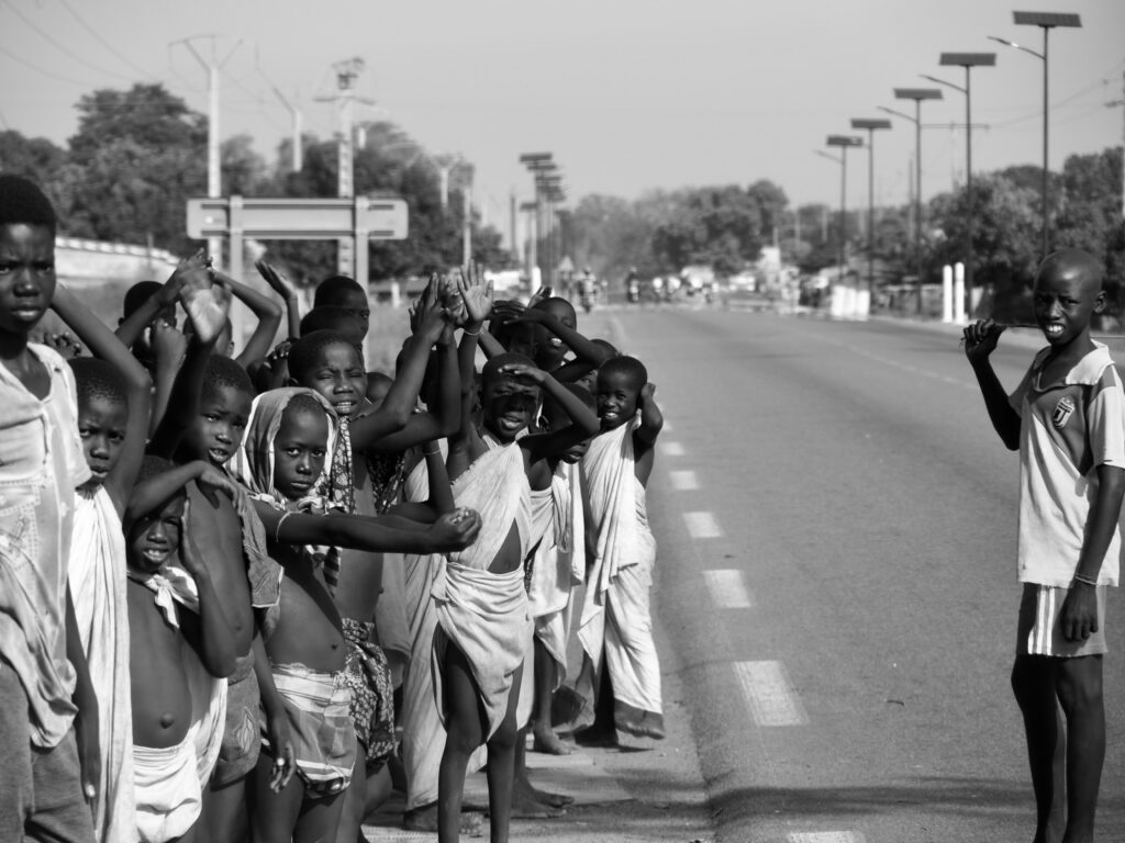 Niños circuncisos a orillas de la carretera