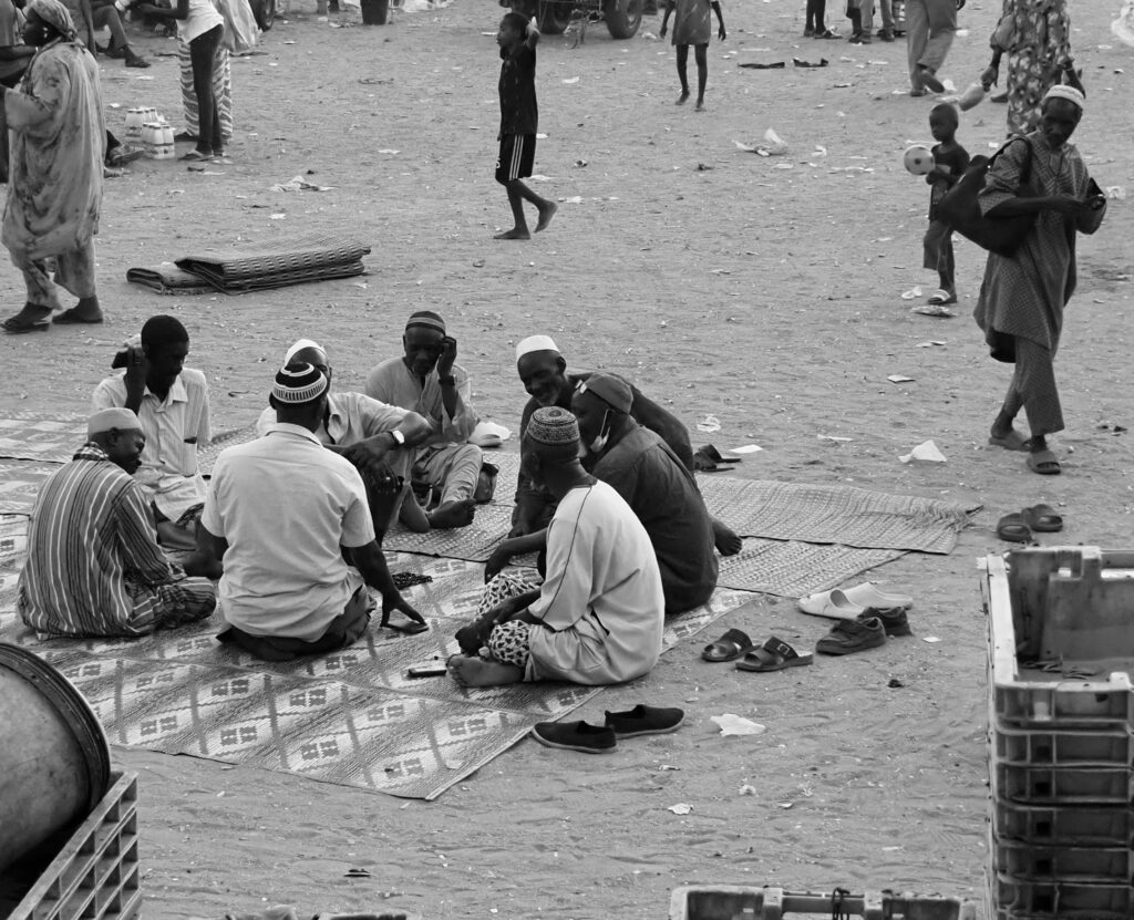 Varones reunidos en el mercado