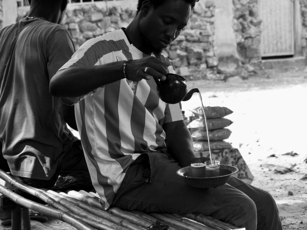 Arouna preparando un delicioso té ataya