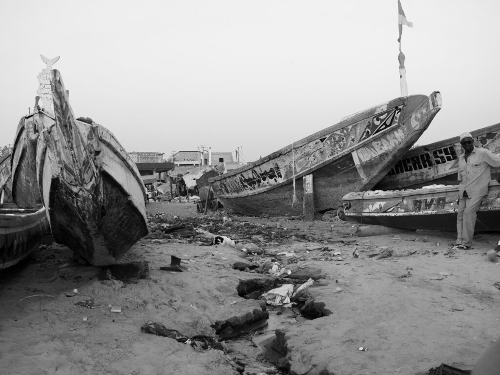 Barcos amontonados entre la basura