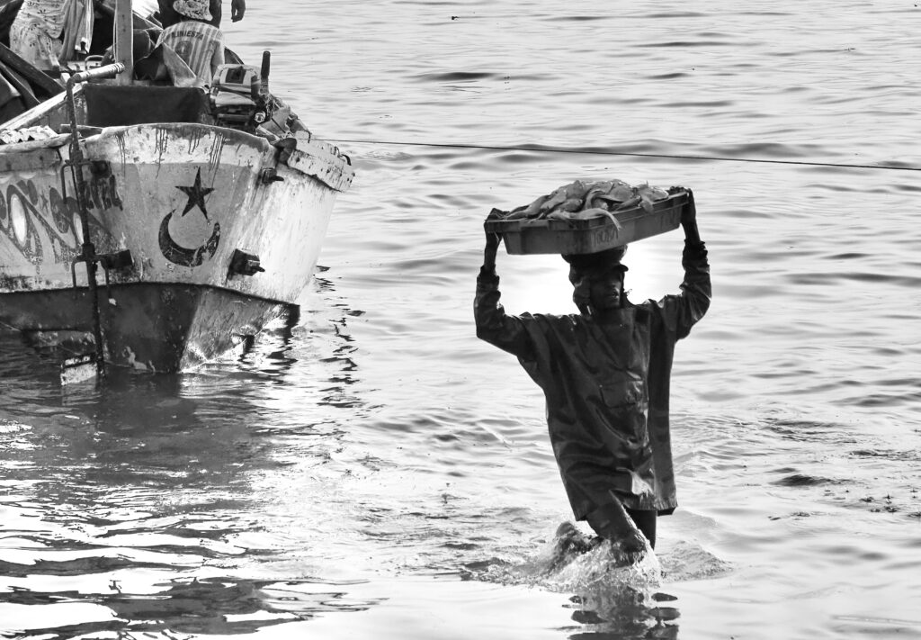 Trabajando de porteador en el puerto de Mbour