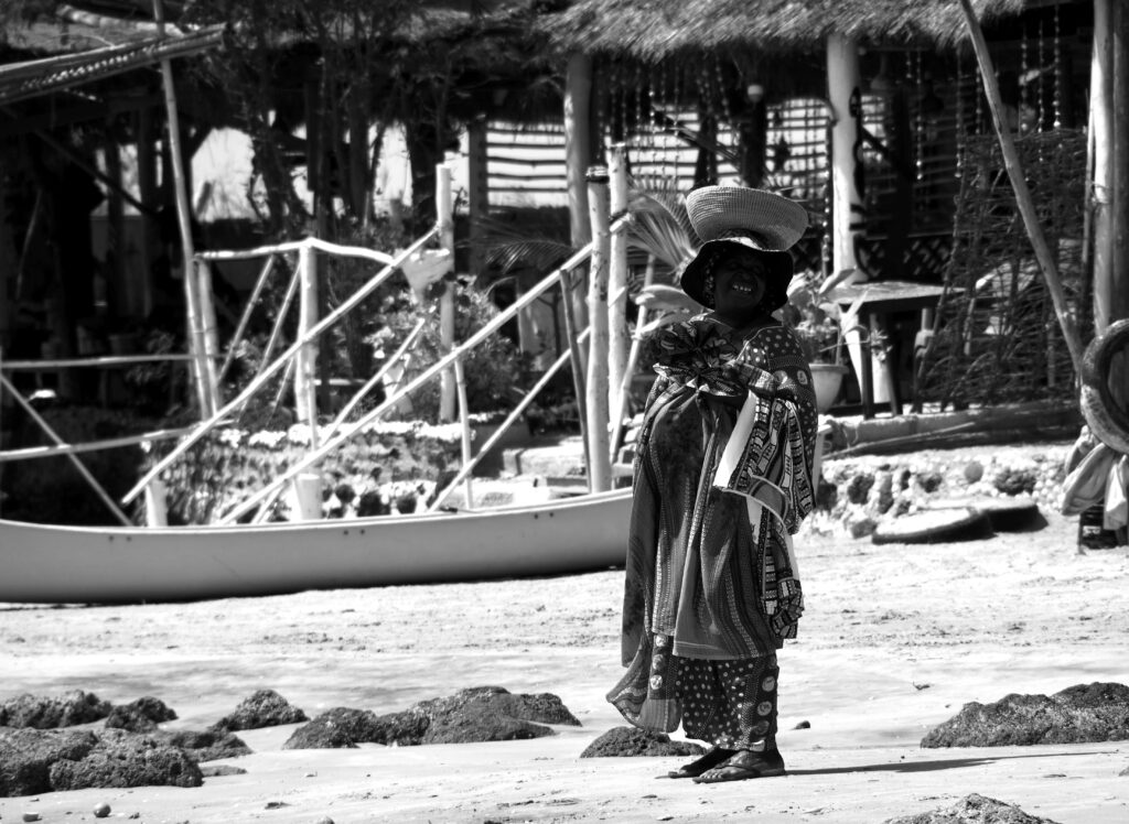 Vendedora ambulante en la laguna de Somone