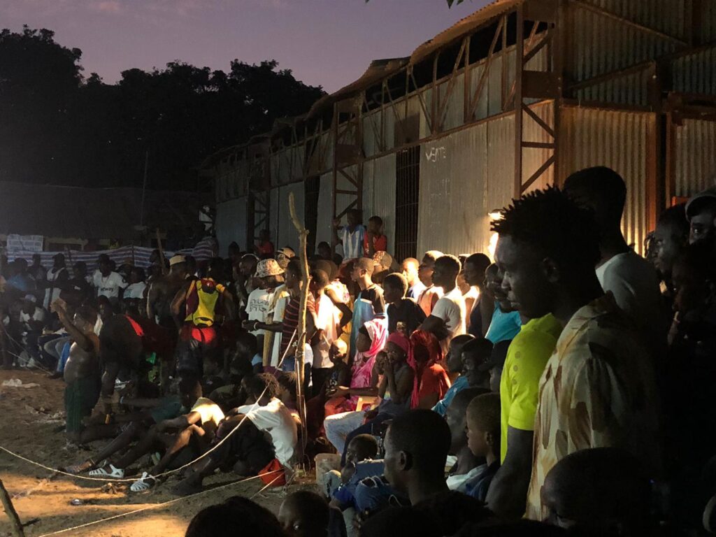 Aficionados en el combate de lucha senegalesa