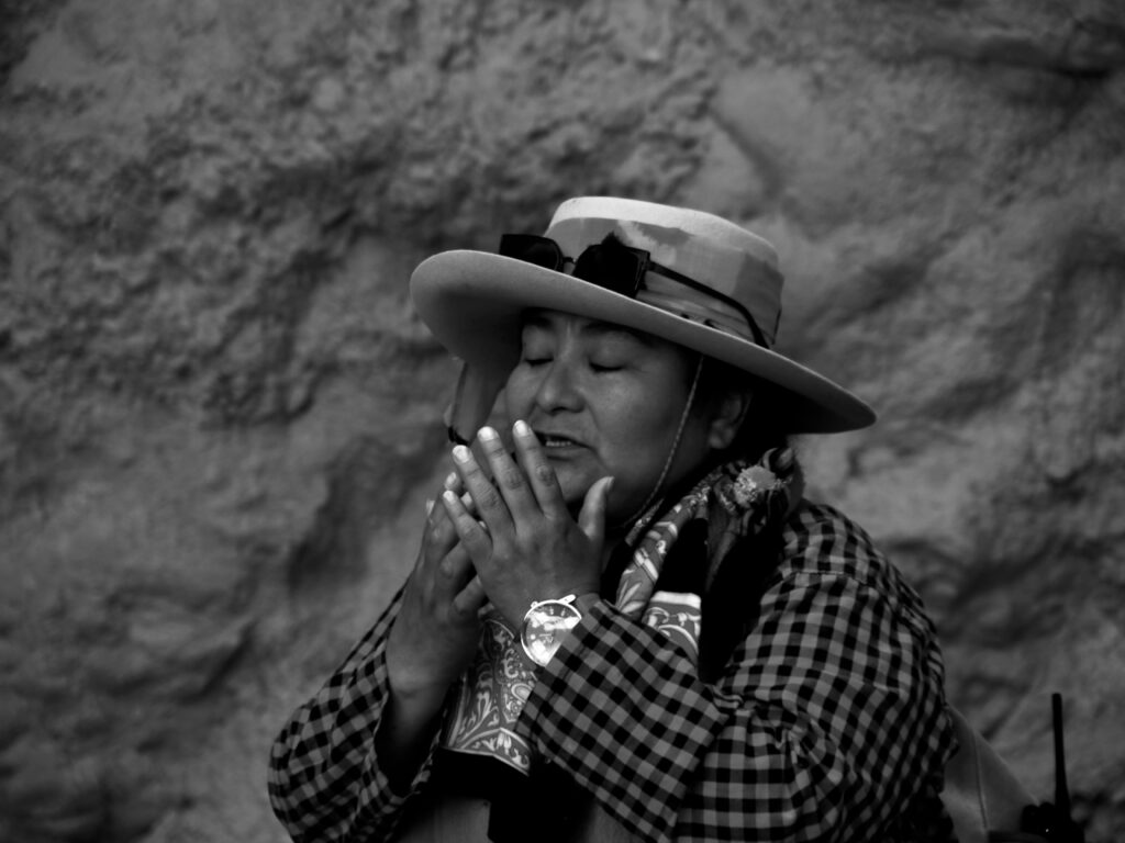 Caro invocando a la Pachamama