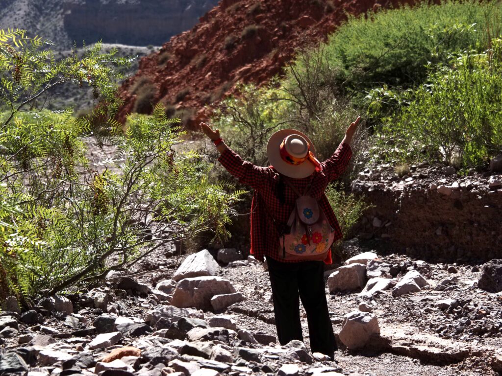 Carolina cantando a la Pachamama