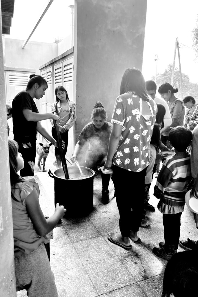 Mujeres de la Curvita sirviendo la comida