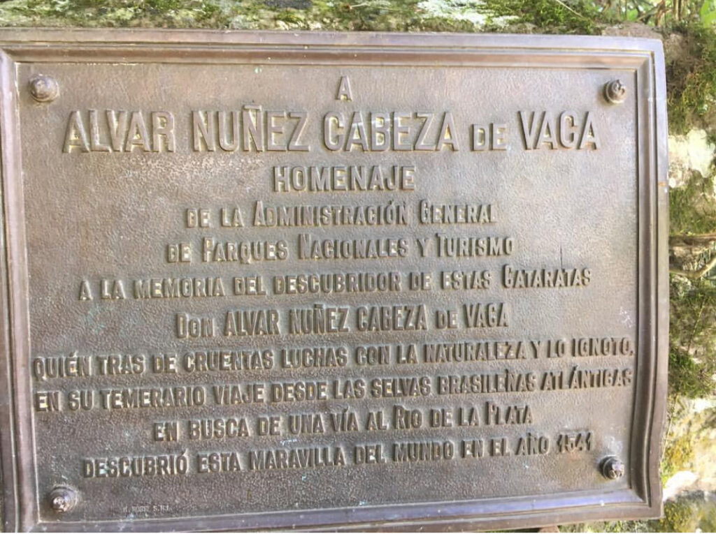 Placa a Alvar Núñez Cabeza de Vaca como primer explorador en ver las cataratas de Iguazú
