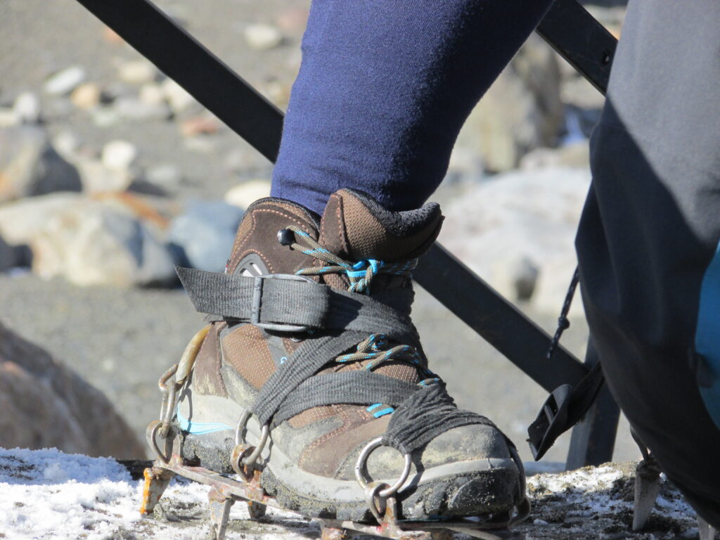 Crampones para recorrer el glaciar