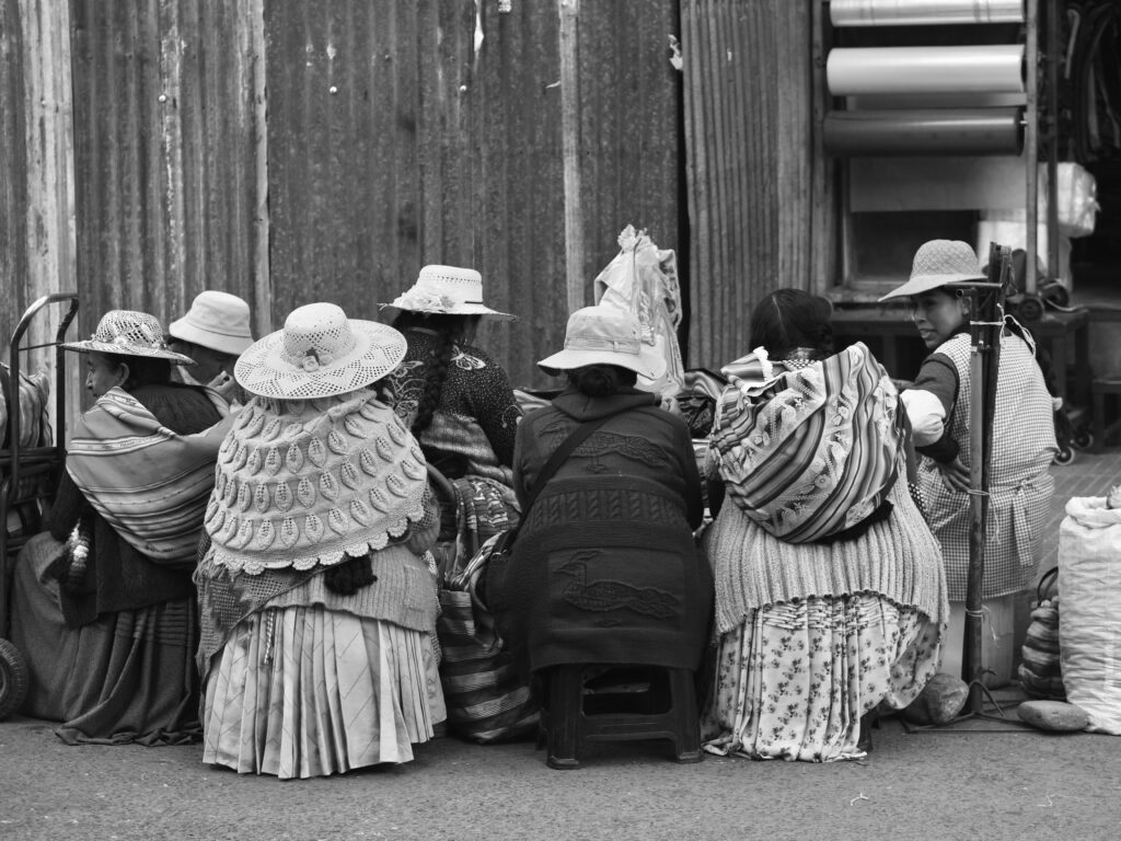 Reunión de mujeres en el mercado de Cochabamba
