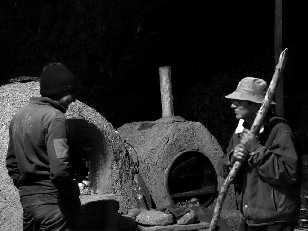 Hector e Ismael vigilando el asado