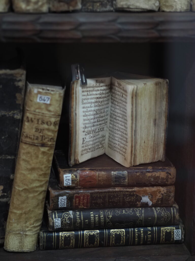 Biblioteca del museo de Santa Teresa en Potosí