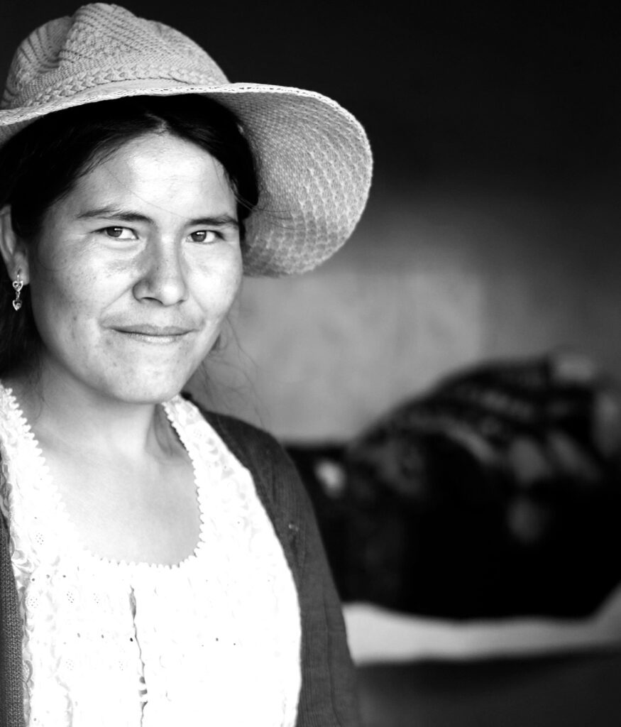 Claudia en su casa en el cráter del Maragua