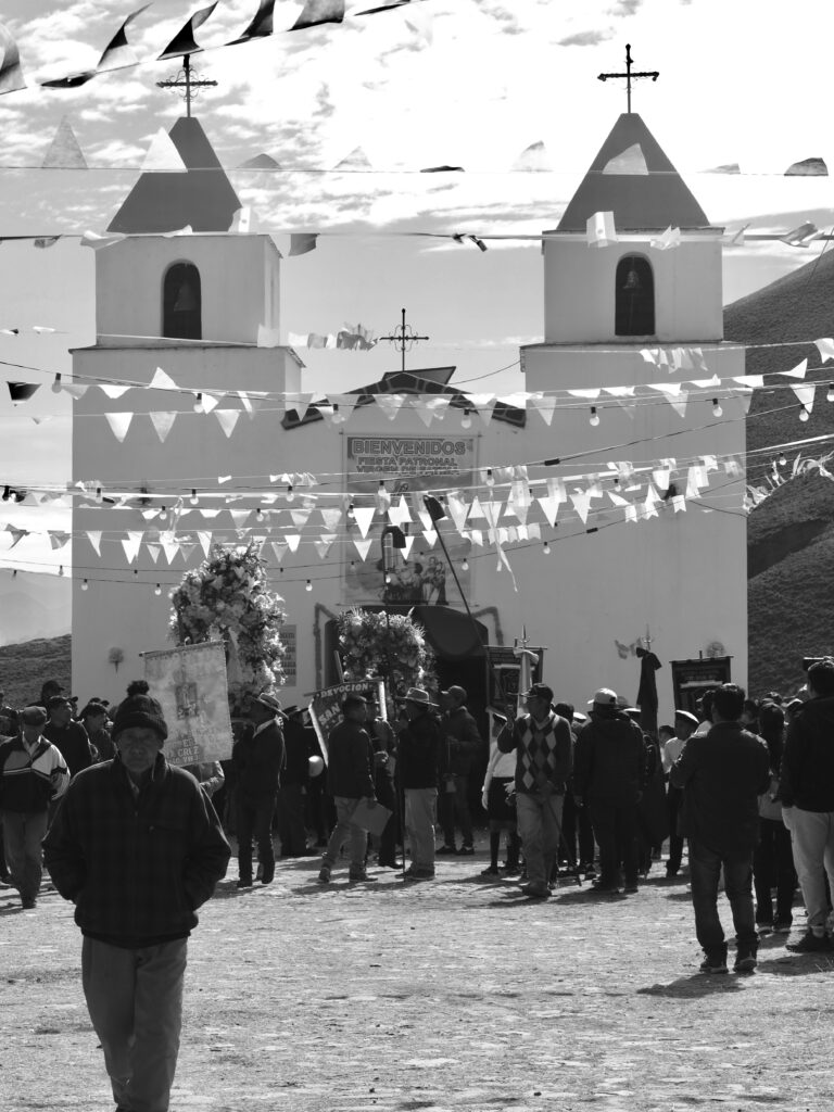 Iglesia y romería en Pueblo Viejo