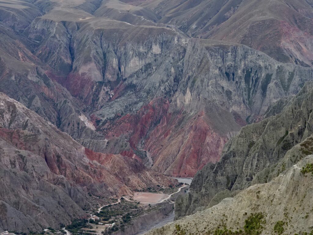 Cancha de fútbol y cerros de Iruya