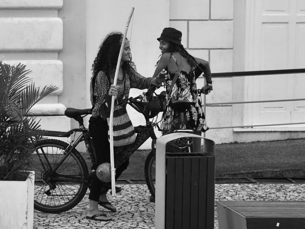 Joven portando un afoxé en Salvador de Bahía