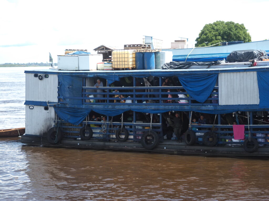 Embarcaciones surcando el Amazonas