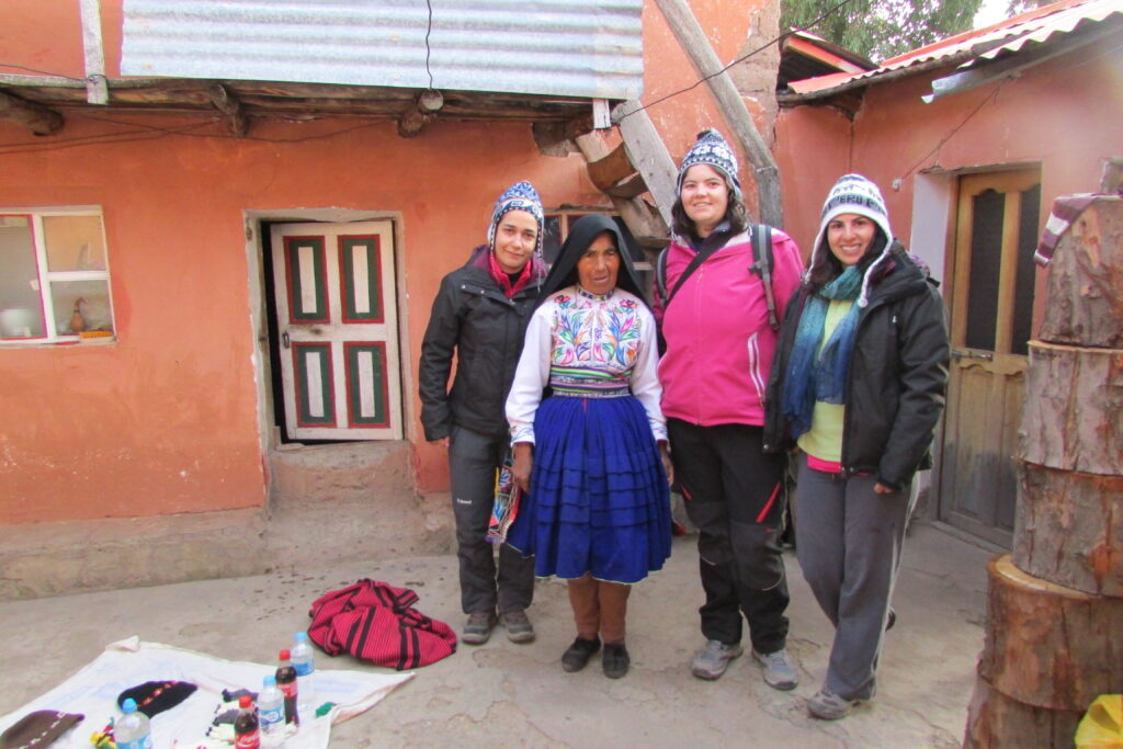 Turismo comunitario en Amantaní. En la foto con Cris, mamá Rufina y Rosa