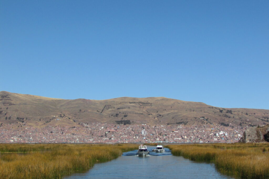 Canal del lago Titicaca entre Puno y las islas de los Uros