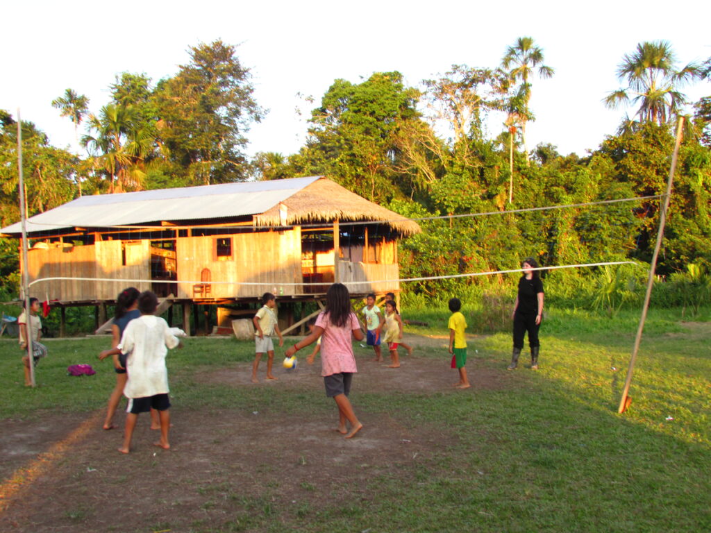 Jugando al vóley en San Juan de Yanayacu