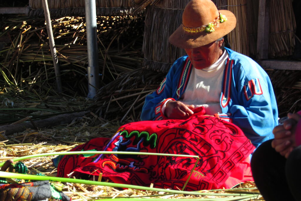 Bordado en las islas de los Uros