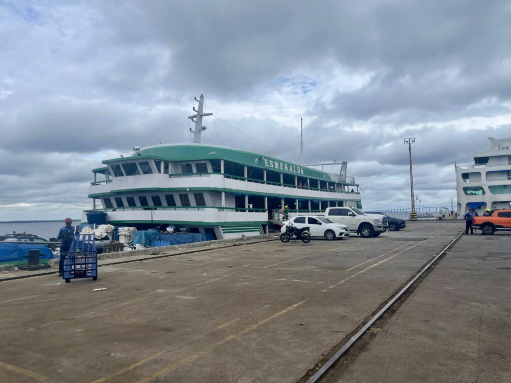 El Esmeralda en el puerto de Manaos