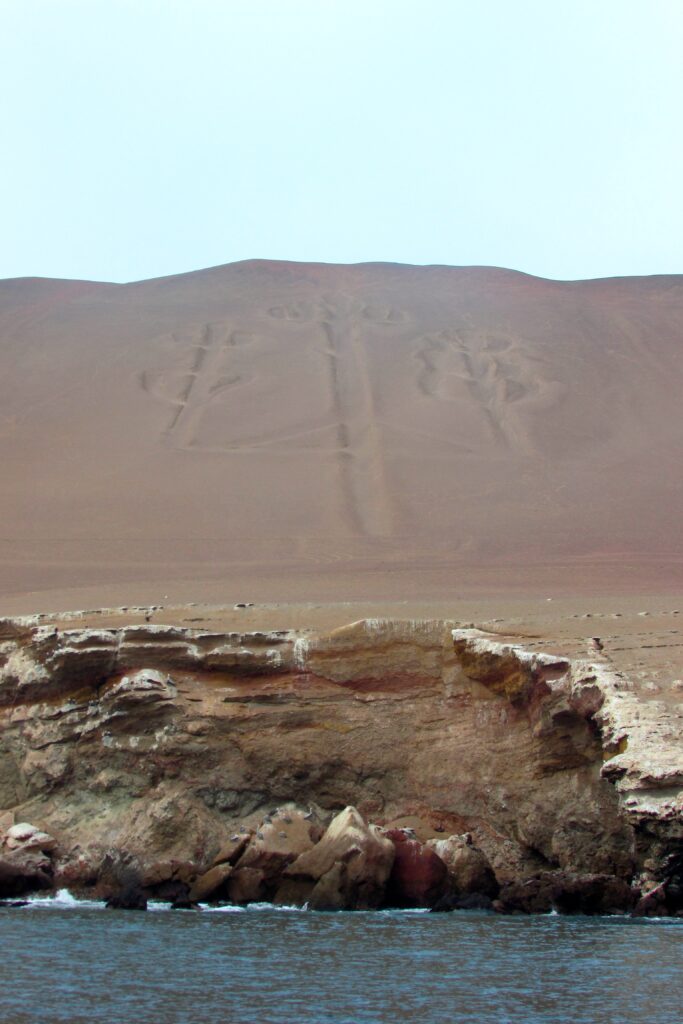 Geoglifo candelabro en la reserva de Paracas