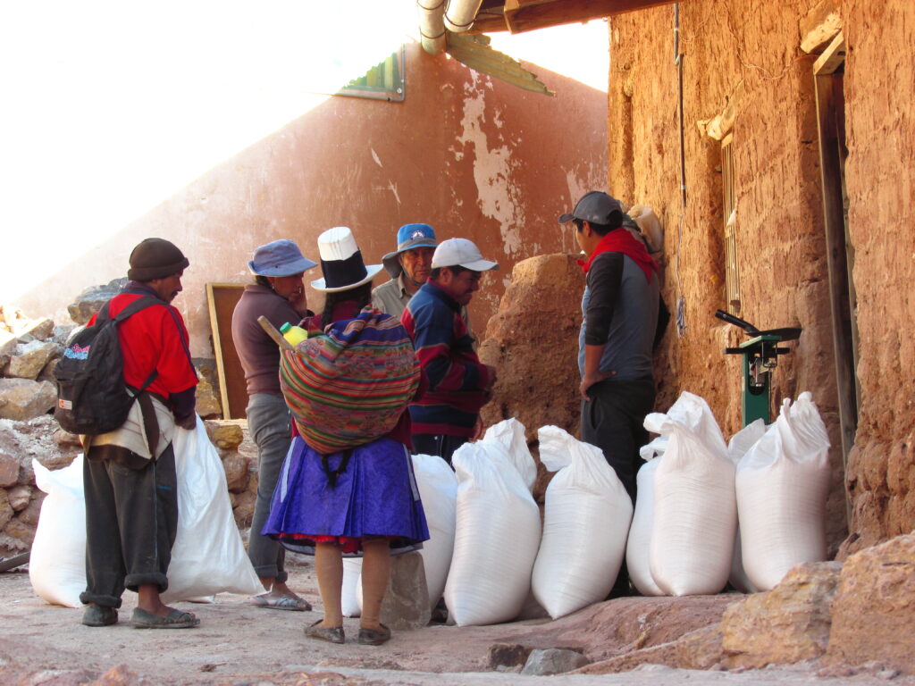 Recogiendo la sal en Maras
