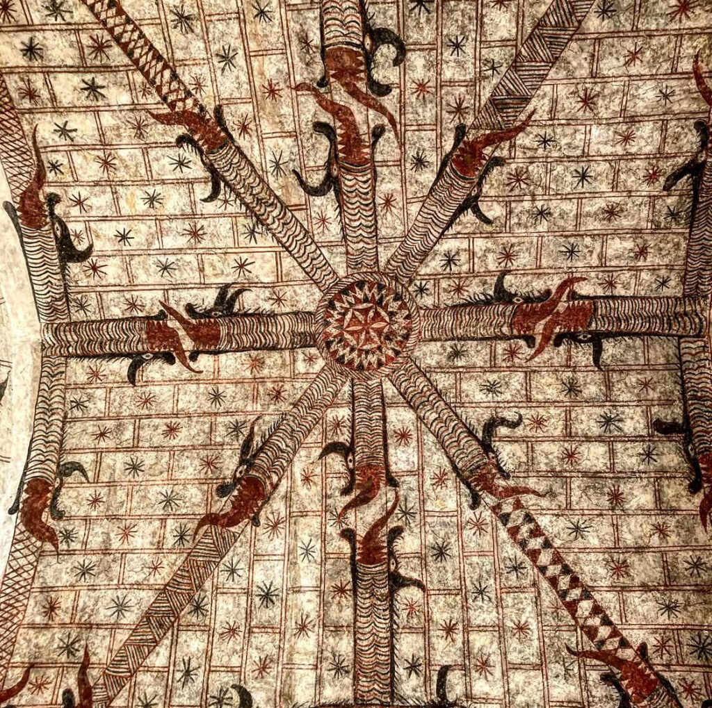 Figuras paganas en el interior de una iglesia católica en el norte de España